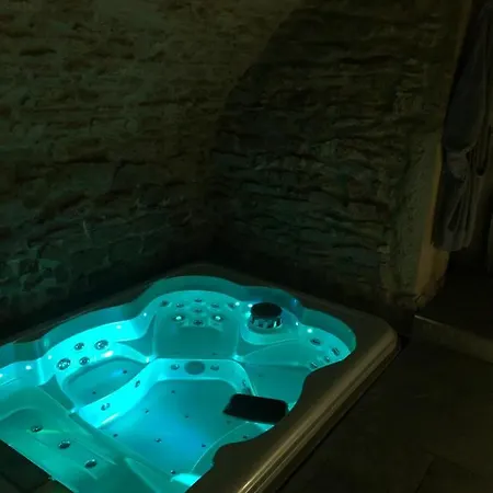 Апартаменты Jaccuzi & Des Caves Stanislas *