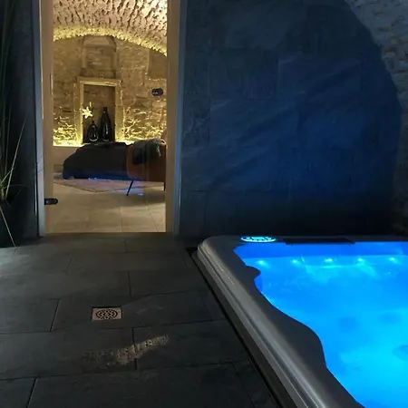Апартаменты Jaccuzi & Des Caves Stanislas